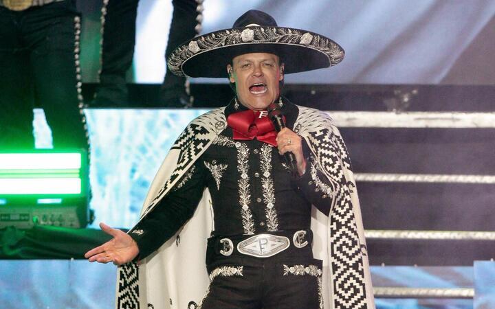 Pedro Fernandez on stage
